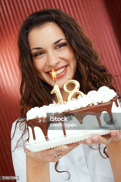 Mädchen Mit Geburtstagstorte Mit Kerzen 18 Stockfoto und mehr Bilder von 18-19 Jahre - 18-19 Jahre, Erwachsene Person, Europäischer Abstammung