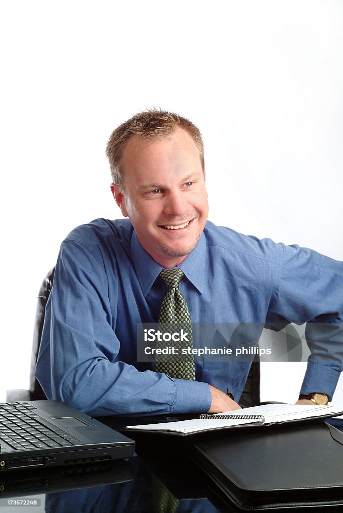 Empresário bonito, sentado em sua mesa ouvir - Foto de stock de Acordo royalty-free