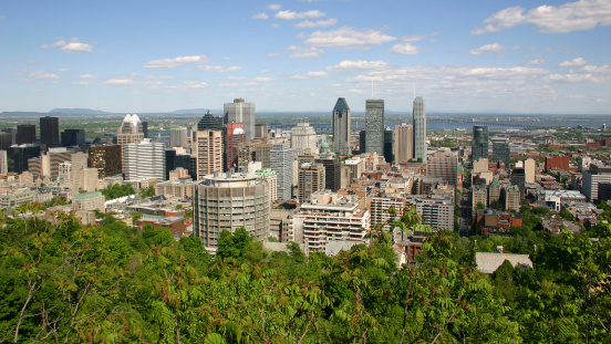 Vue aérienne de la ville de Montréal, avec des tours et une forêt verte