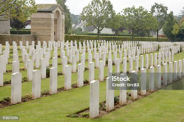Ww2 Gravestones Y El Cementerio Foto de stock y más banco de imágenes de Ranville - Ranville, Cementerio, Cruz - Objeto religioso
