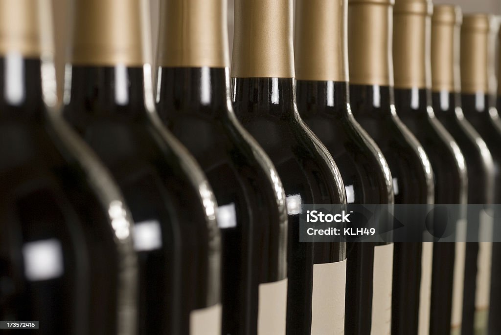 Fila de botellas de vino - Foto de stock de Botella libre de derechos