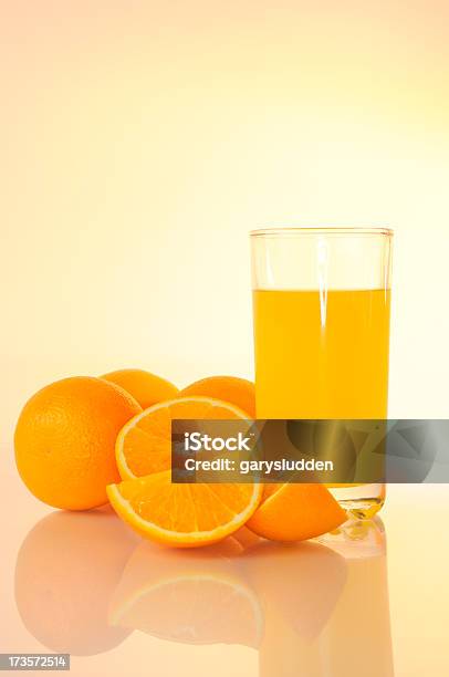 Orange Und Orange Saft Stockfoto und mehr Bilder von Ausgebleicht - Ausgebleicht, Bildkomposition und Technik, Blitzbeleuchtung