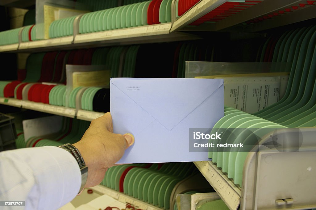 Sortieren von Karten in der Post Zimmer - Lizenzfrei Postsortierstelle Stock-Foto