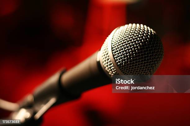 Rojo Mic Foto de stock y más banco de imágenes de Rap - Estilo de música - Rap - Estilo de música, Escenario, Micrófono