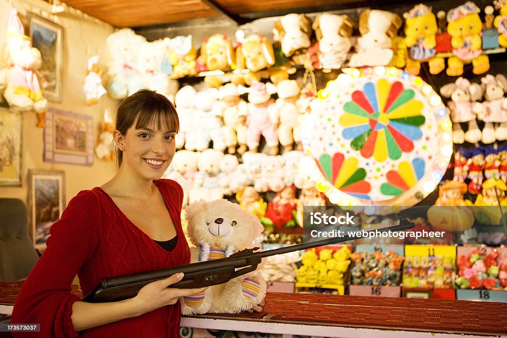 Frau im Vergnügungspark Gewehr range - Lizenzfrei Sportschießen Stock-Foto