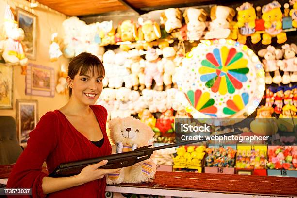 Frau Im Vergnügungspark Gewehr Range Stockfoto und mehr Bilder von Sportschießen - Sportschießen, Volksfest, Vergnügungspark