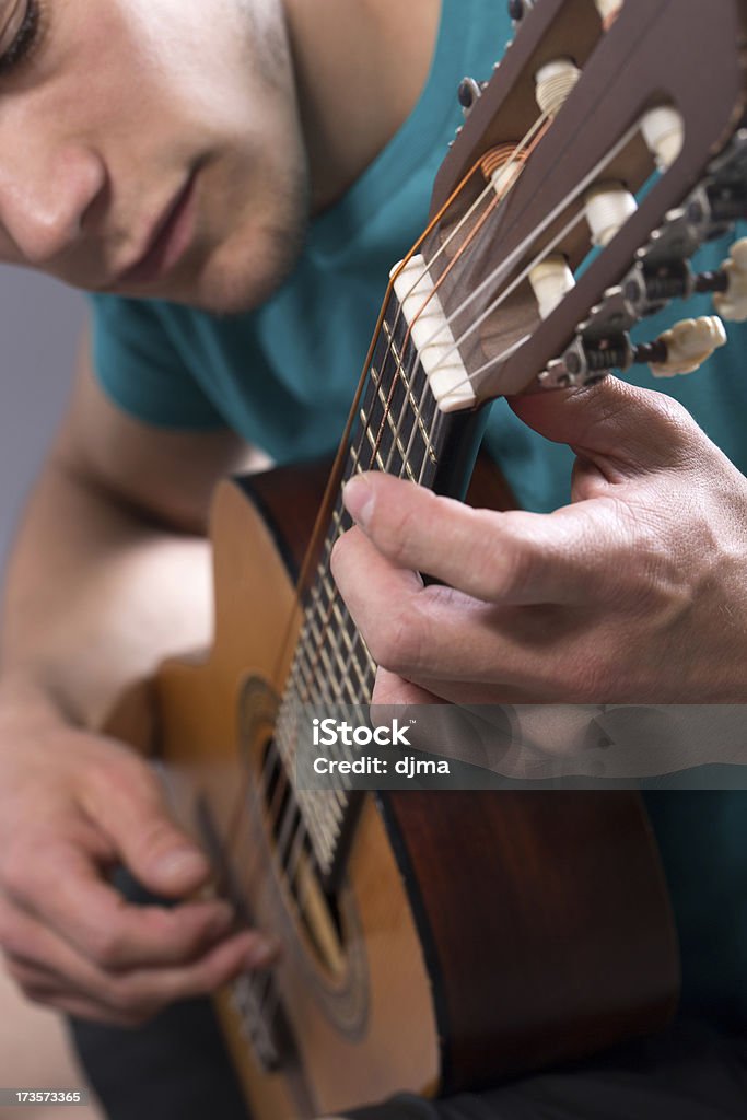 Giovane uomo che Suona la chitarra - Foto stock royalty-free di Abbigliamento casual