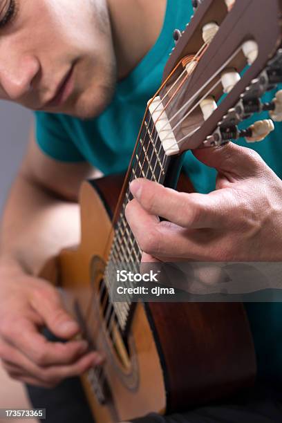 Молодой Человек Играть Гитара — стоковые фотографии и другие картинки Вертикальный - Вертикальный, Взрослый, Выступление