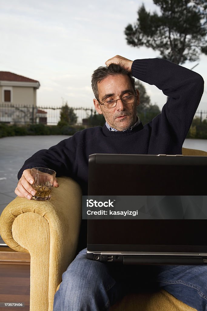 Uomo anziano pensando - Foto stock royalty-free di 50-54 anni
