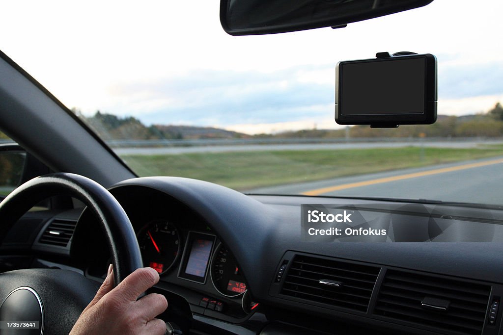 Uomo guida di auto in auto con il navigatore GPS installata - Foto stock royalty-free di Automobile