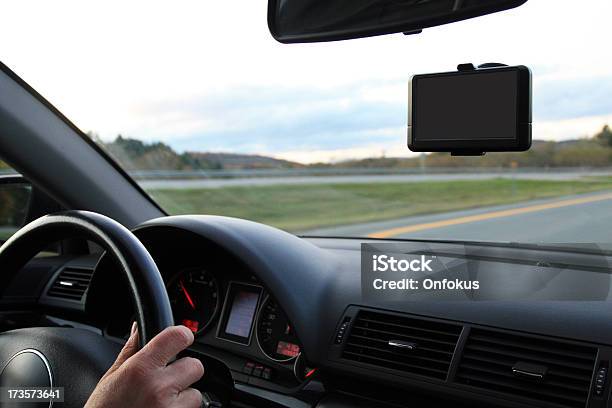 Uomo Guida Di Auto In Auto Con Il Navigatore Gps Installata - Fotografie stock e altre immagini di Automobile