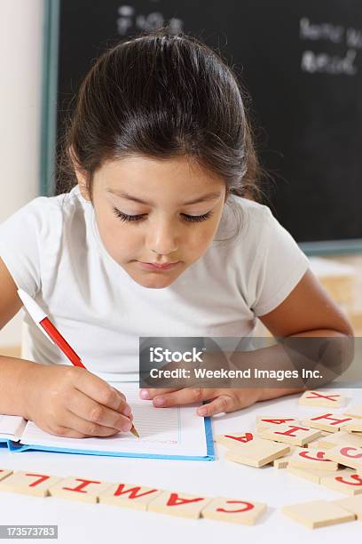 Schulmädchen Stockfoto und mehr Bilder von 6-7 Jahre - 6-7 Jahre, Bildung, Ein Mädchen allein