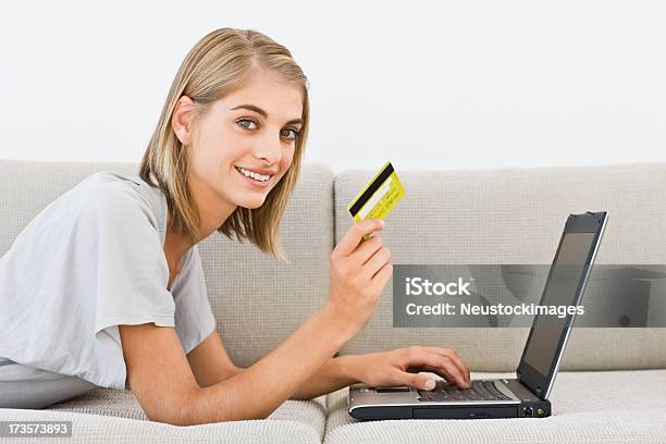 젊은 여자 쥠 신용 카드 및 노트북 컴퓨터 20-24세에 대한 스톡 사진 및 기타 이미지 - 20-24세, 귀여운, 금발 머리