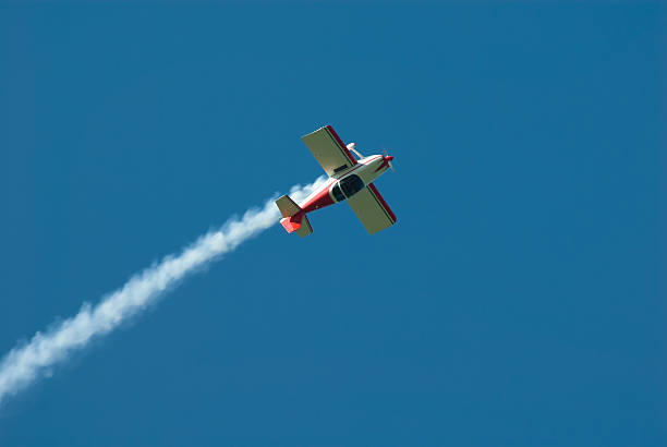 스턴트 비행기 - biplane airshow airplane performance 뉴스 사진 이미지