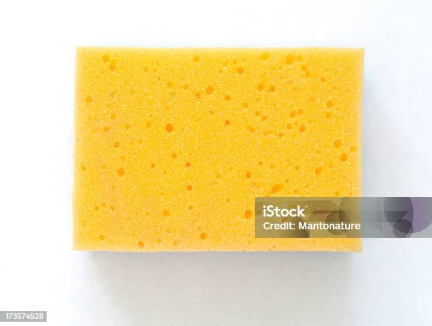 Gelbe Reinigung Schwamm Auf Weiß Stockfoto und mehr Bilder von Waschschwamm - Waschschwamm, Gelb, Freisteller – Neutraler Hintergrund