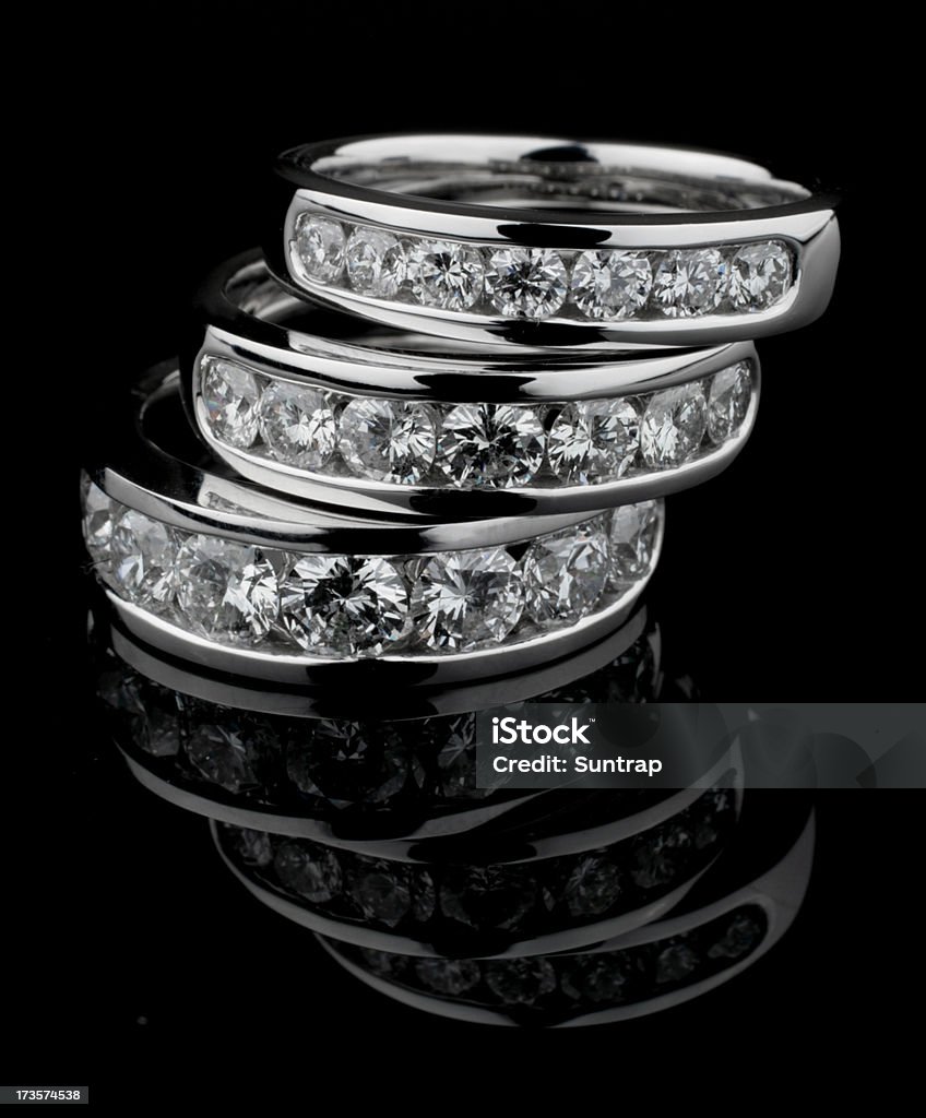 Três alianças de ouro diamante - Foto de stock de Anel de Diamante royalty-free