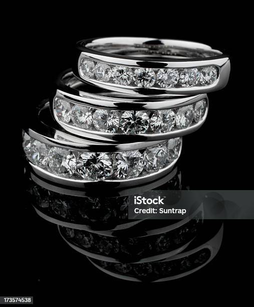 Foto de Três Alianças De Ouro Diamante e mais fotos de stock de Anel de Diamante - Anel de Diamante, Fundo preto, Anel - Joia