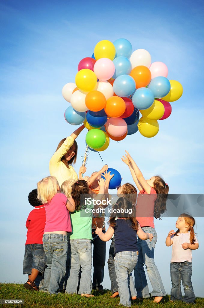 興奮しているグループのお子様に風船 - カラフルのロイヤリティフリーストックフォト