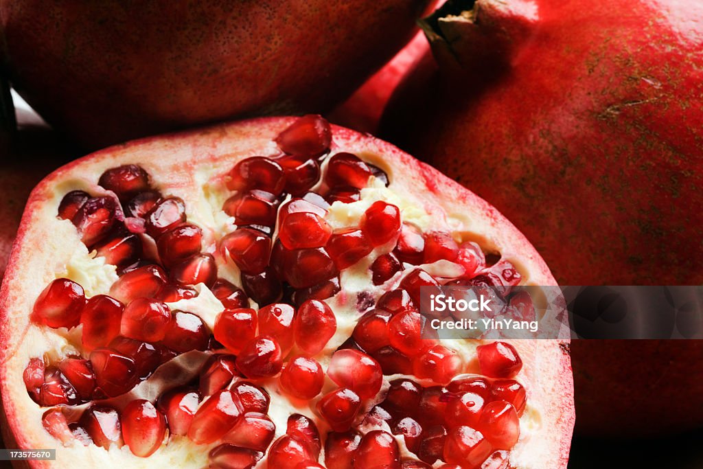 Granatapfel, frische Tropische Frucht geschnitten Half geöffnet Speisen in der Nähe - Lizenzfrei Granatapfel Stock-Foto