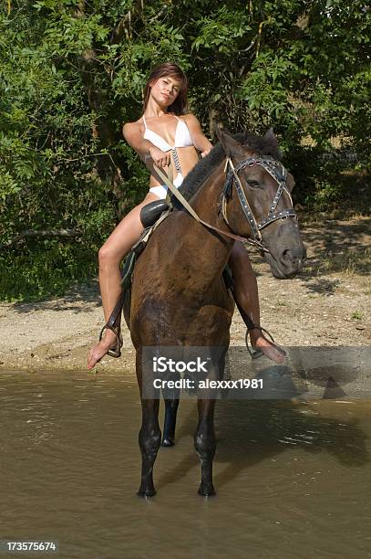 Modella Si Trova A Cavallo - Fotografie stock e altre immagini di Adulto - Adulto, Ambientazione esterna, Amicizia