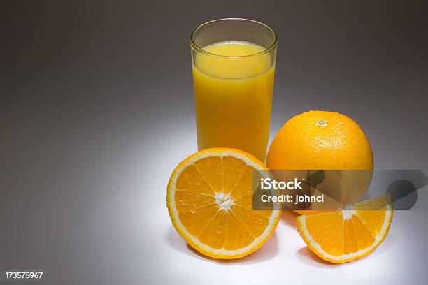 Orangen Und Saft Stockfoto und mehr Bilder von Fruchtfleisch - Fruchtfleisch, Orange - Frucht, Saft