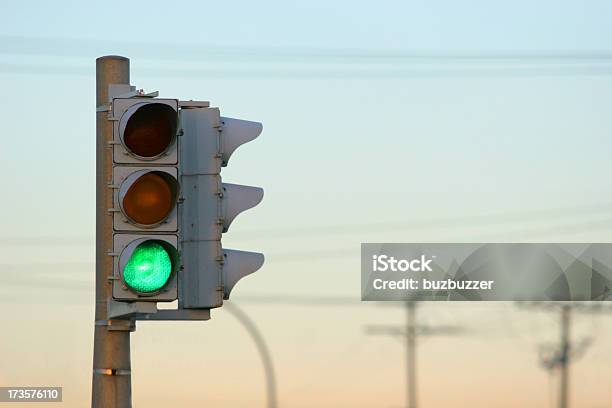 Semaforo Al Tramonto - Fotografie stock e altre immagini di Accordo d'intesa - Accordo d'intesa, Ambientazione esterna, Argentato