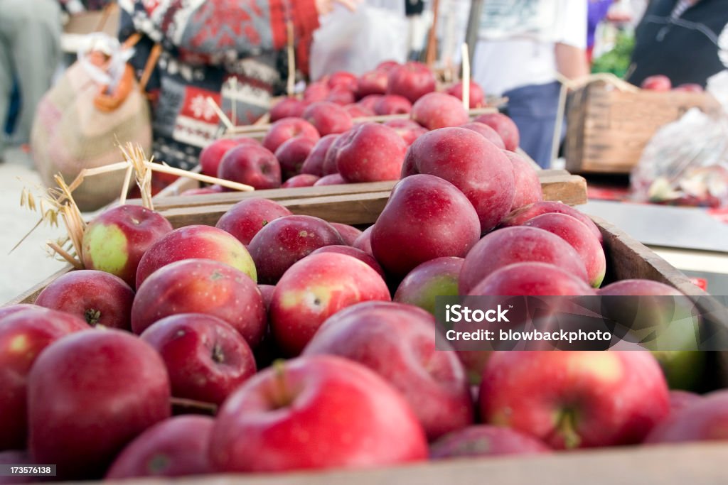 Mercado de agricultores: Manzanas rojas - Foto de stock de Alimento libre de derechos