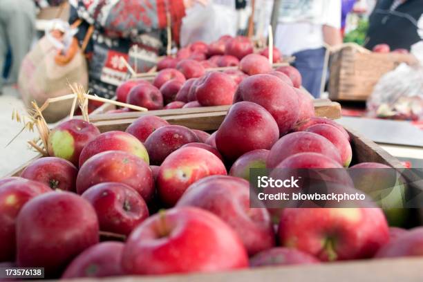 Mercado De Agricultores Manzanas Rojas Foto de stock y más banco de imágenes de Alimento - Alimento, Caja, Cajón para embalar