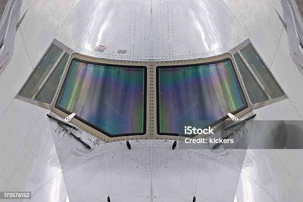 Naso Di Una Cabina Di Pilotaggio Aereo Simmetrici - Fotografie stock e altre immagini di Aeroplano - Aeroplano, Macrofotografia, Aeroporto