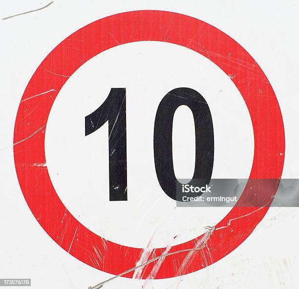 Señal De Límite De Velocidad Foto de stock y más banco de imágenes de Número 10 - Número 10, Señal de límite de velocidad, Señal - Mensaje