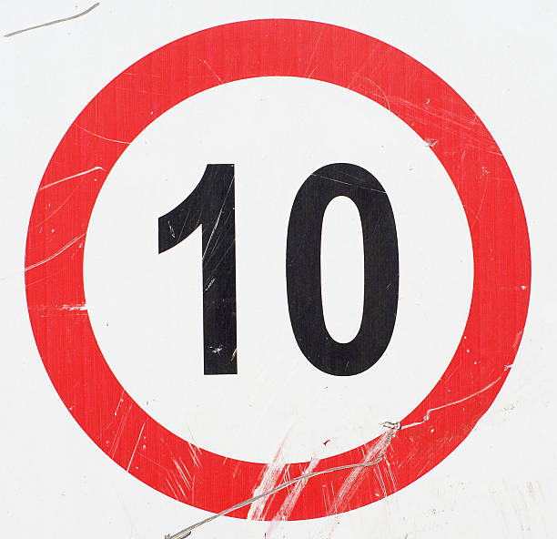 placa de limite de velocidade - number 10 number sign speed limit sign imagens e fotografias de stock