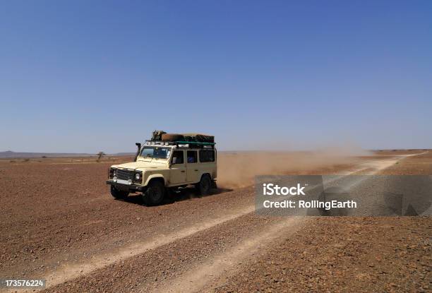 Photo libre de droit de De Land Rover Dans Le Désert banque d'images et plus d'images libres de droit de Voiture tout-terrain - Voiture tout-terrain, Exploration, Safari