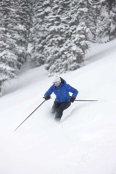 donna in fresco sci da neve - skiing powder snow snow telluride foto e immagini stock