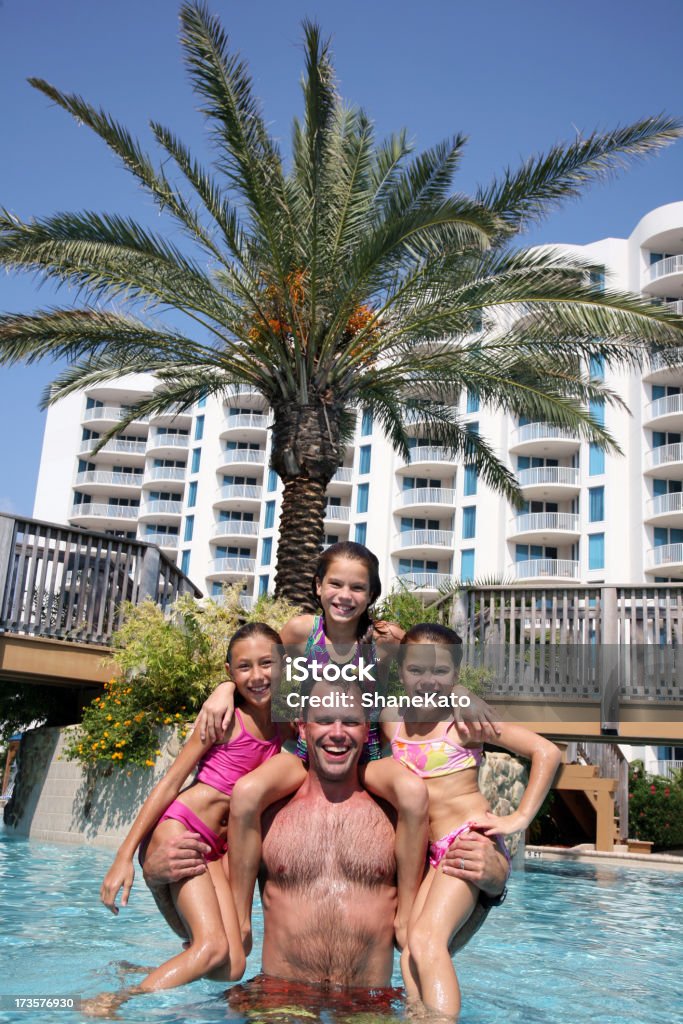 Familienurlaub im Swimmingpool - Lizenzfrei Familie Stock-Foto