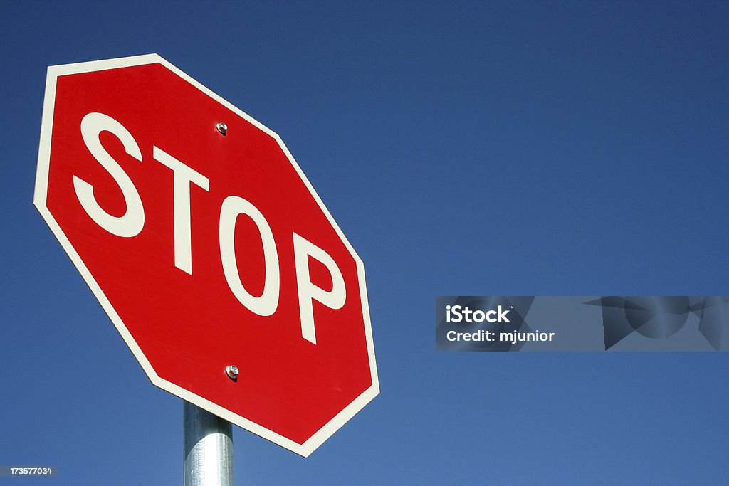 stop （止まれ）標識&ブルースカイ - 一時停止の標識のロイヤリティフリーストックフォ��ト