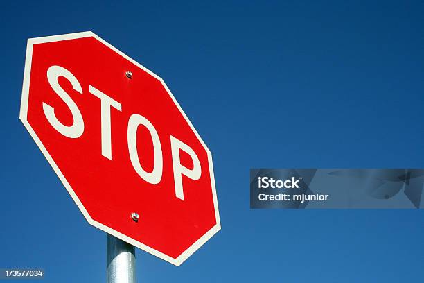 Stop 止まれ標識ブルースカイ - 一時停止の標識のストックフォトや画像を多数ご用意 - 一時停止の標識, まぶしい, コミュニケーション