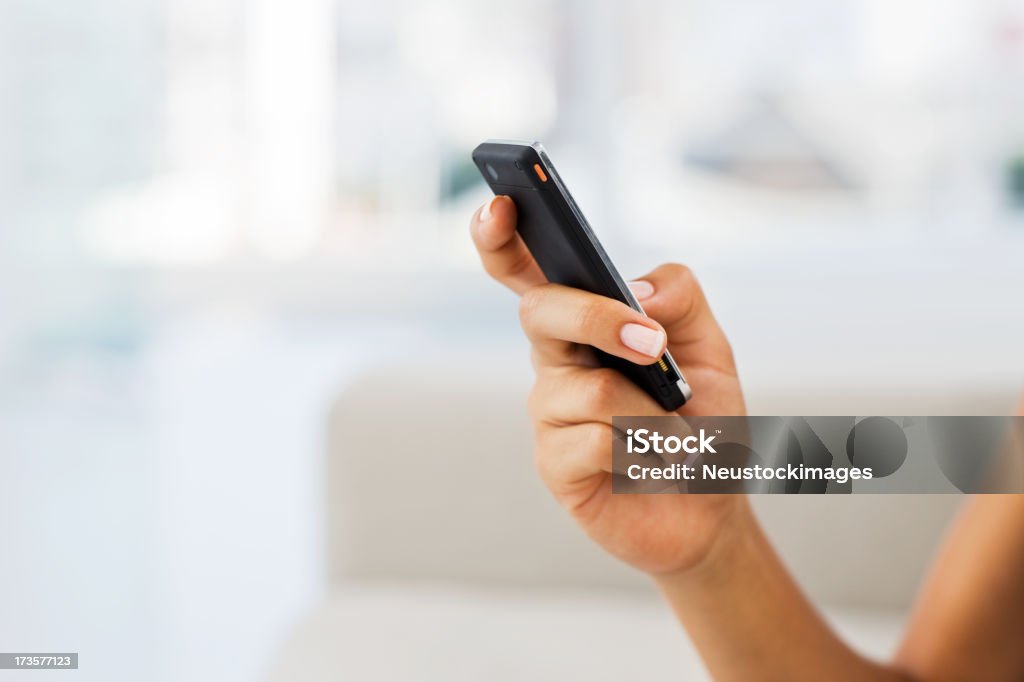 Человеческая Рука текстовых сообщений на мобильный телефон - Стоковые фото Беспроводная технология роялти-фри