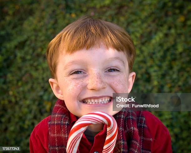 Ragazzo Con Rosso Freckles Caramella Di Natale - Fotografie stock e altre immagini di Bambino - Bambino, Bastoncino di zucchero, 6-7 anni
