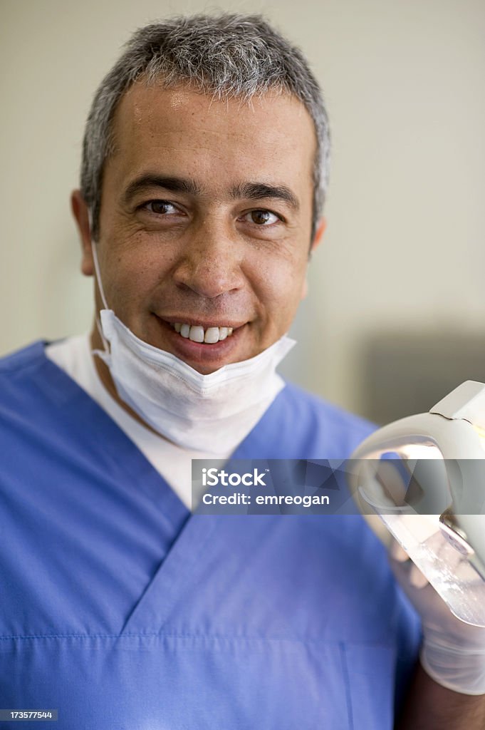 Retrato de un dentista hombre usando una máscara quirúrgica - Foto de stock de 30-39 años libre de derechos