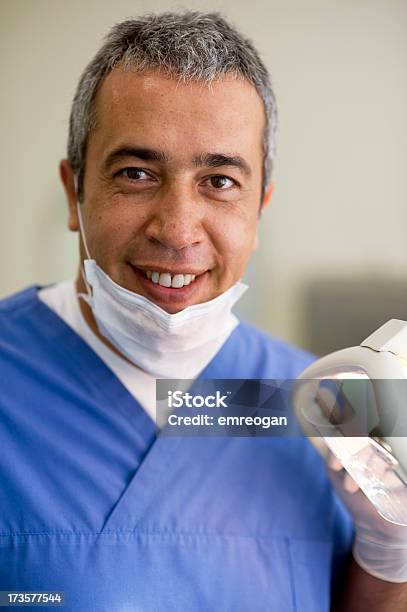 Retrato De Un Dentista Hombre Usando Una Máscara Quirúrgica Foto de stock y más banco de imágenes de 30-39 años