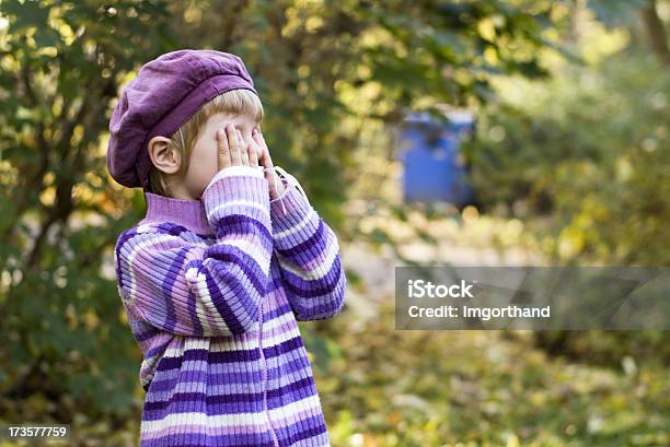 Hide And Seek Contagem Decrescente - Fotografias de stock e mais imagens de Aluna - Aluna, Aluno de Jardim de Infância, Ao Ar Livre