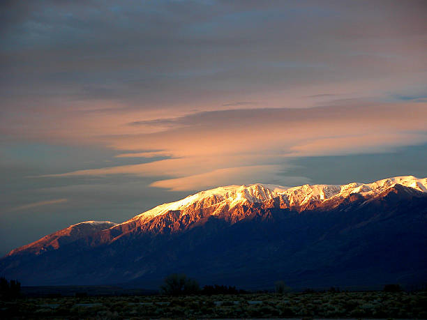 soft pôr do sol brilho alpen - copy space alpenglow winter mountain range imagens e fotografias de stock