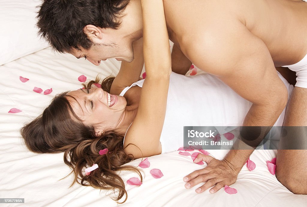 Pareja jugando en la cama - Foto de stock de Adulto libre de derechos