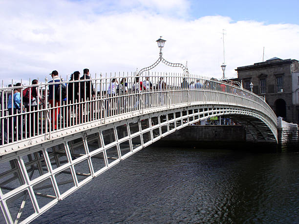 ha'penny bridge, dublin "ha'penny bridge, dublin" temple bar pub stock pictures, royalty-free photos & images