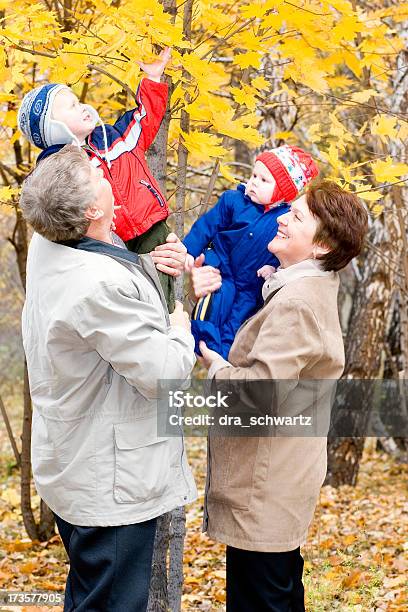 Fin De Semana Con Abuelos Foto de stock y más banco de imágenes de Abuelos - Abuelos, Jugar, Juguetón