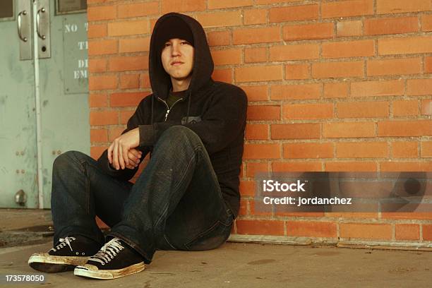 Мягкий Уголок — стоковые фотографии и другие картинки Бездомность - Бездомность, Подросток, Ребёнок