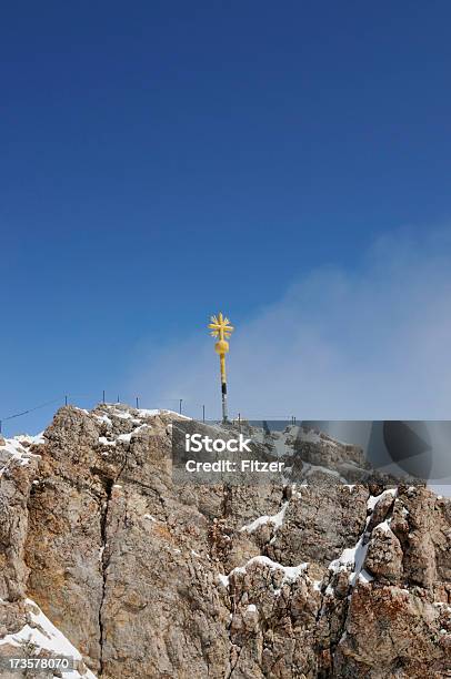 Summit Cross Su Zugspitze - Fotografie stock e altre immagini di Alta Baviera - Alta Baviera, Ambientazione esterna, Baviera