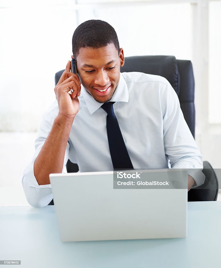 Empresária falando no celular e usando o laptop - Foto de stock de 20-24 Anos royalty-free