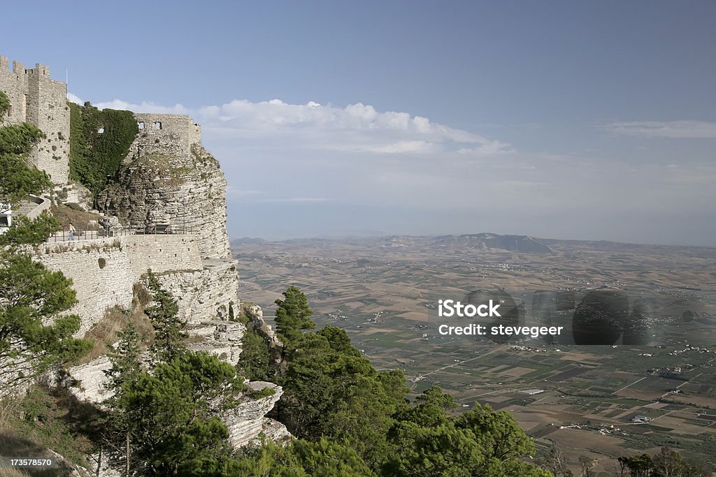 En Erice y vista del castillo - Foto de stock de Acantilado libre de derechos