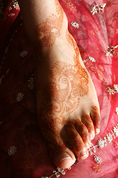 hochzeits-henna - wedding indian culture pakistan henna tattoo stock-fotos und bilder